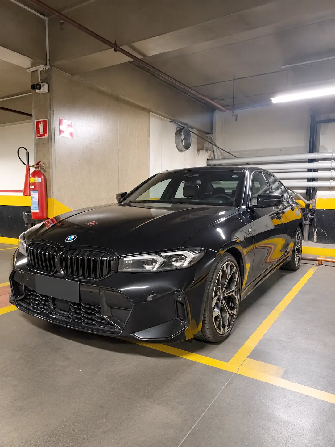 Sedã executivo preto BMW estacionado numa garagem