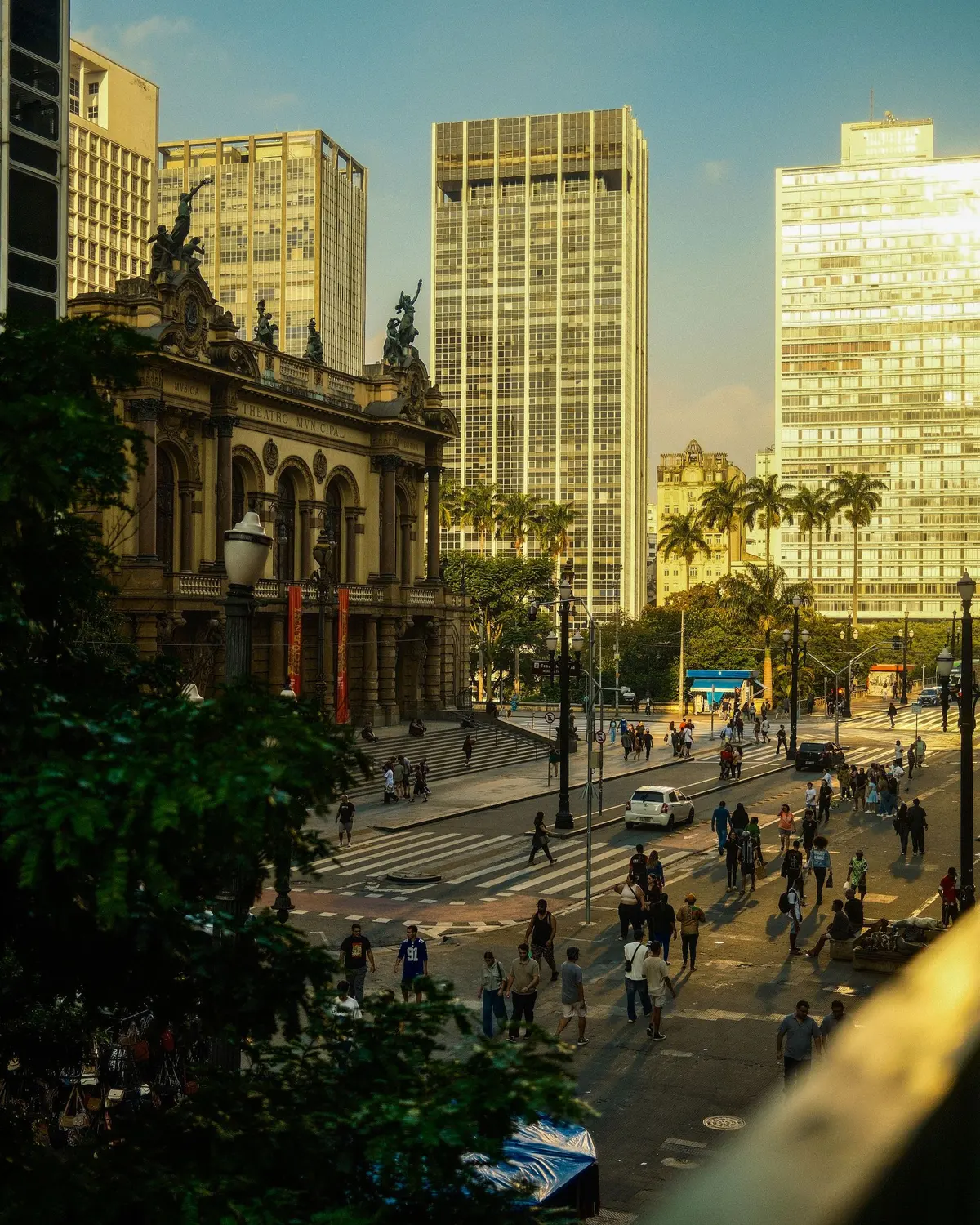 Theatro Municipal de São Paulo à luz do fim de tarde, com a praça e os prédios do centro